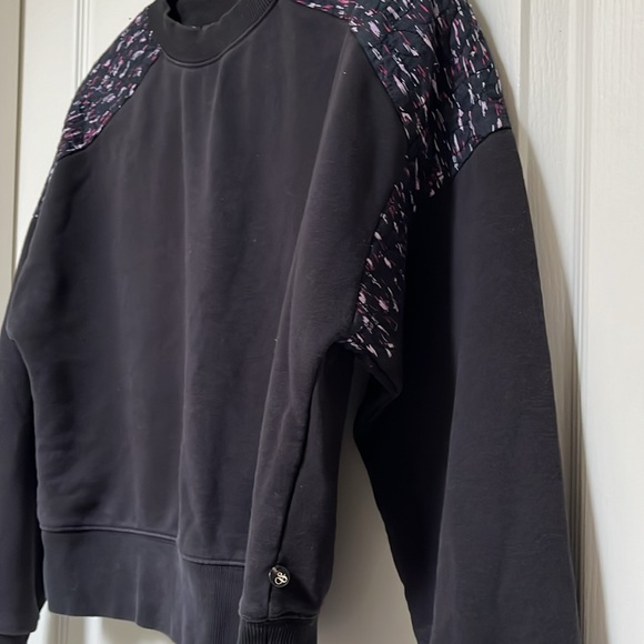 Scotch & Soda Sweat Shirt with quilted shoulders and edge detail - Picture 2 of 7